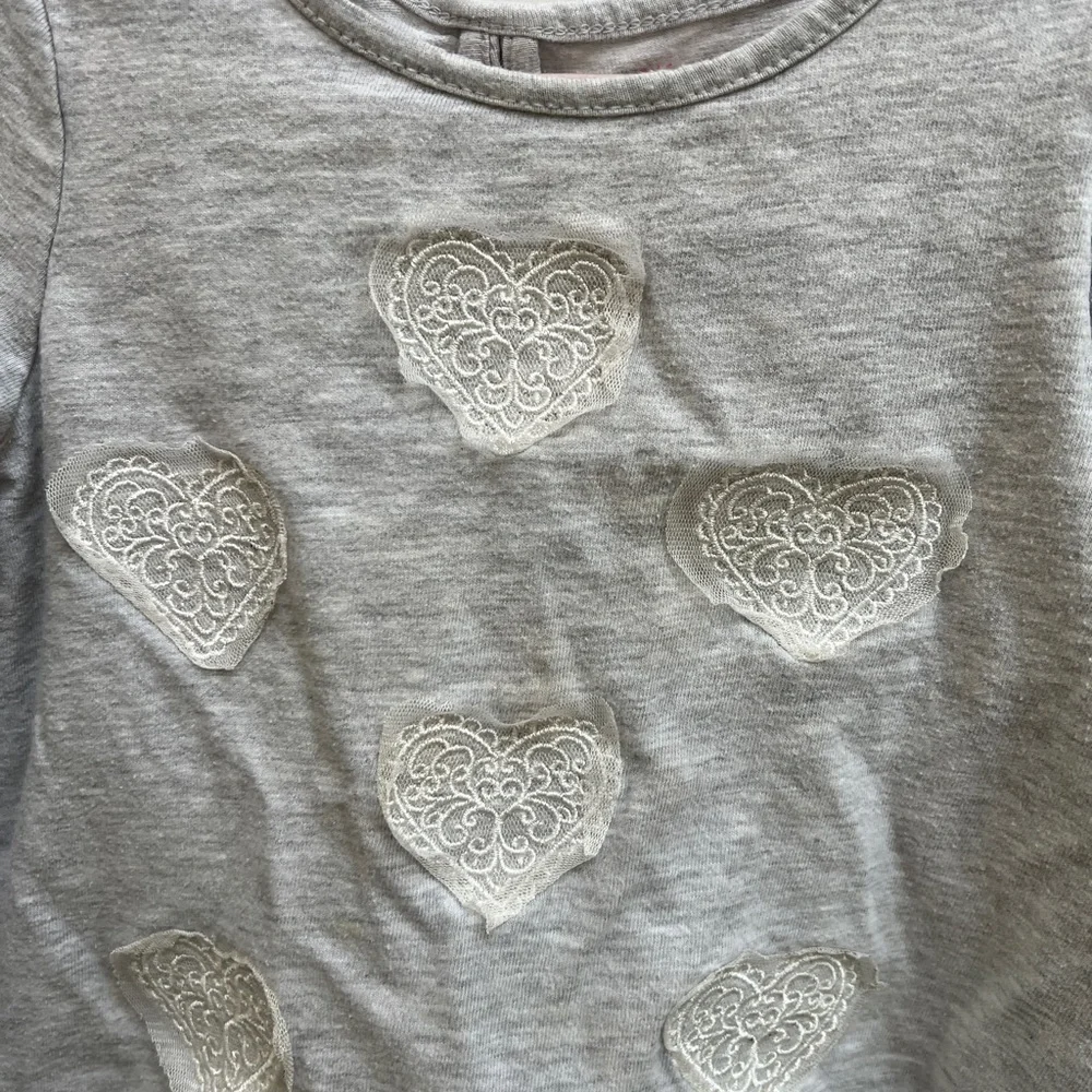 Jillian’s Closet 2T Gray and White Long Sleeve Girls High Low Decorative Blouse